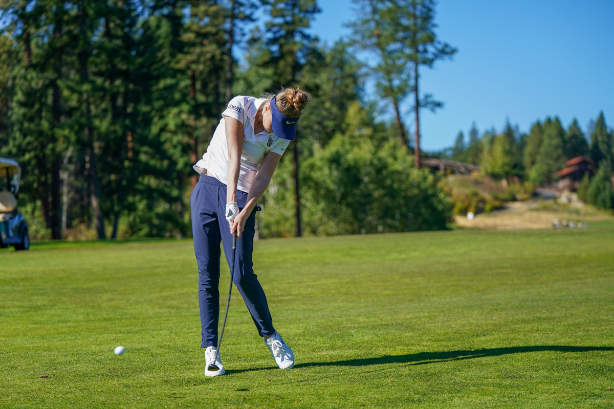 Action image of Tori Berger, Bellevue College women's golf